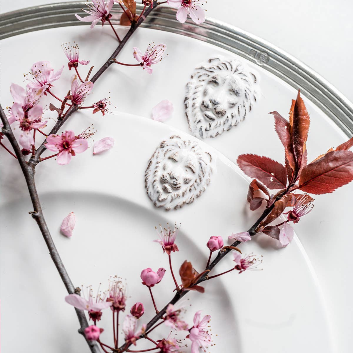 Arte Italica & Crown Linen Designs - Wholesale Dinner Plate - Renaissance Leone Dinner Plate5