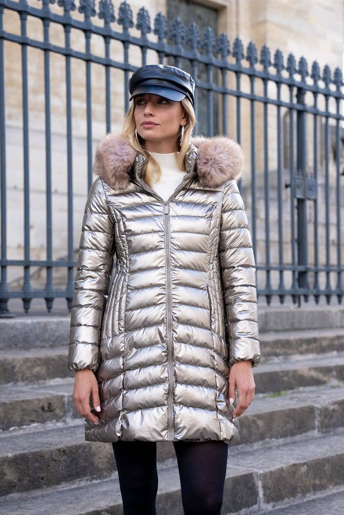 Attrait Paris – Großhandel Pufferjacke – Damen – Metallic lange Steppjacke mit Fell am Kapuzenrand2