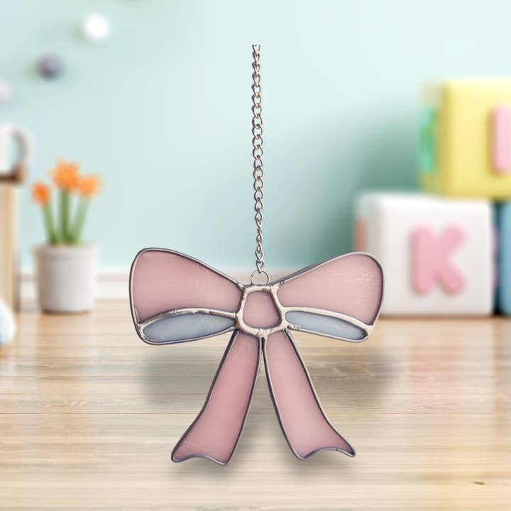 Coquette Bow, attrape-soleil en vitrail. pour la vente par Inspiration By CDA