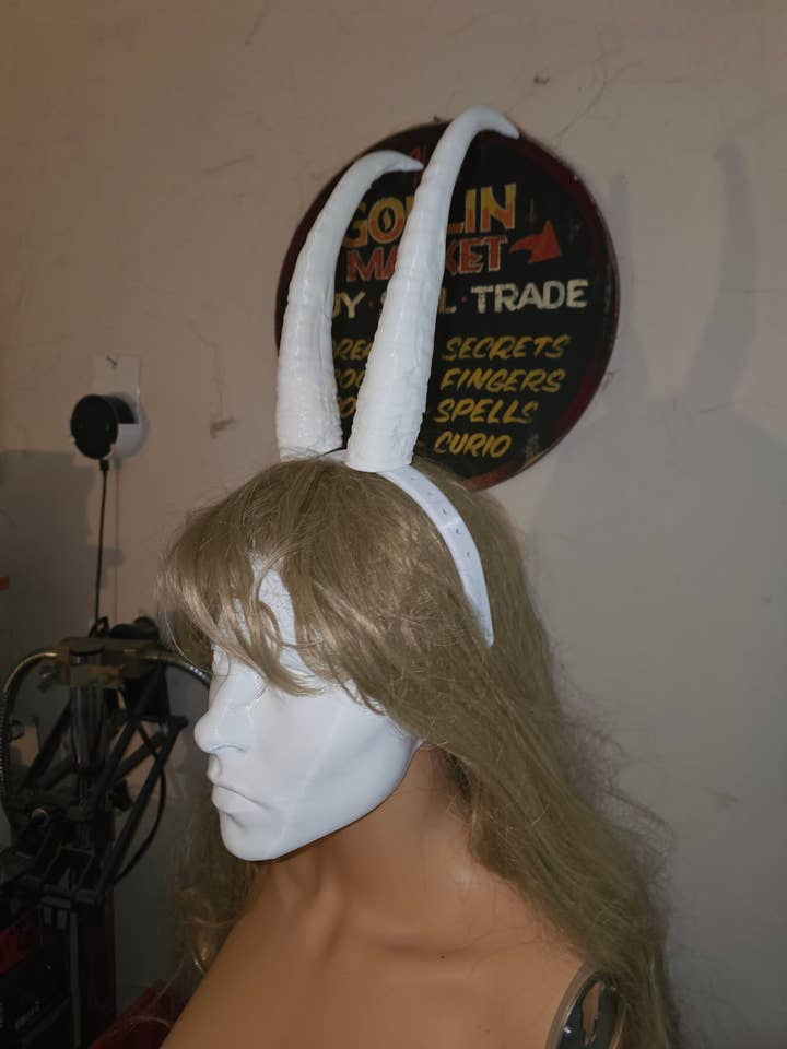 Corna di stambecco per cosplay per la vendita all'ingrosso da parte di Goblin Market Studio