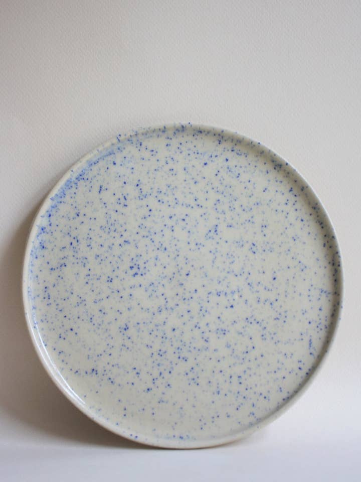 Frühstücksteller mit blauer Sprenkelglasur für den Großhandel von andrea frieling ceramics