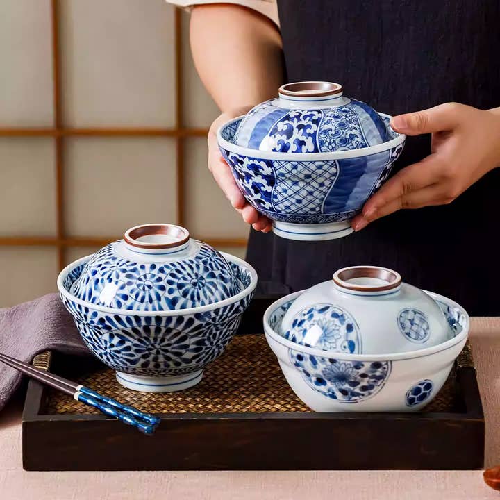 Skål med låg Rintrindo i blå-hvid keramik for engroshandel hos MinoCraft