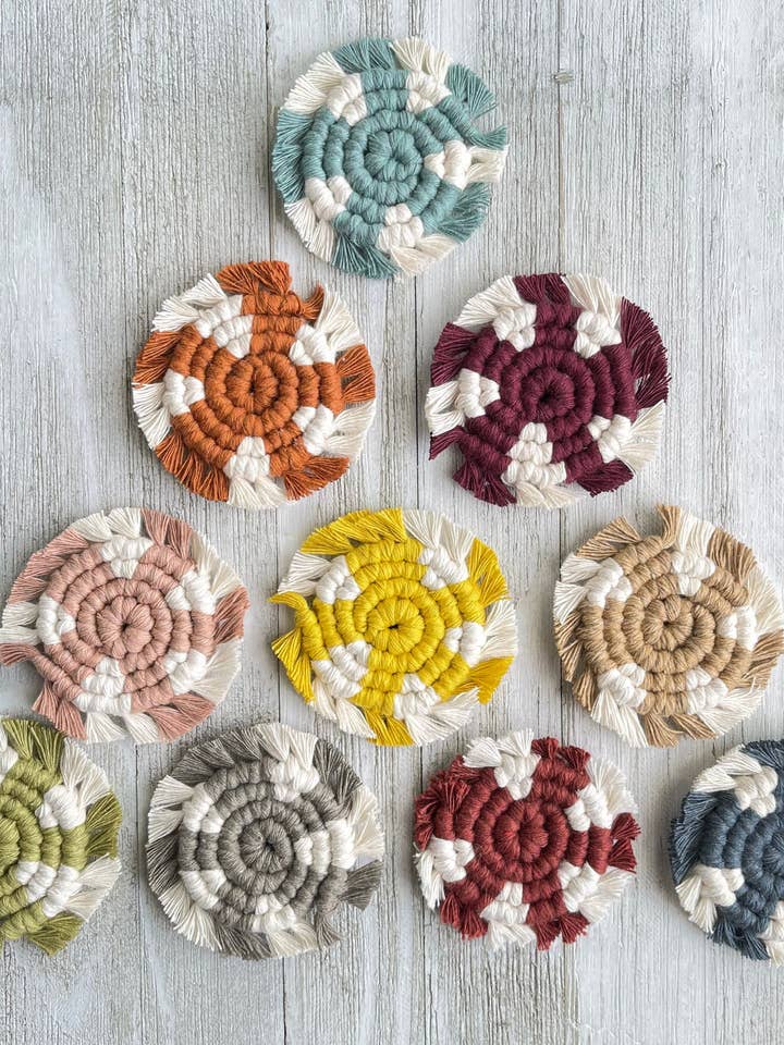 Autoachtbaanset van twee, autoonderzetter in verschillende kleuren, set van twee, cadeau voor een nieuwe auto, Macrame achtbaanset, boho-autodecor voor wholesale door tightyknots