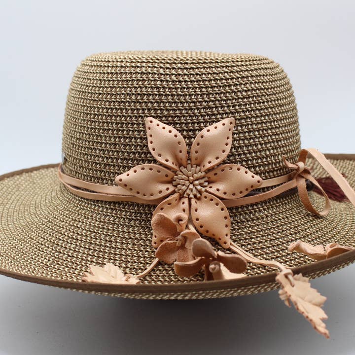 Bandeau de chapeau en cuir orné d'une fleur faite à la main pour la vente par Sunflower Handmade leather inc