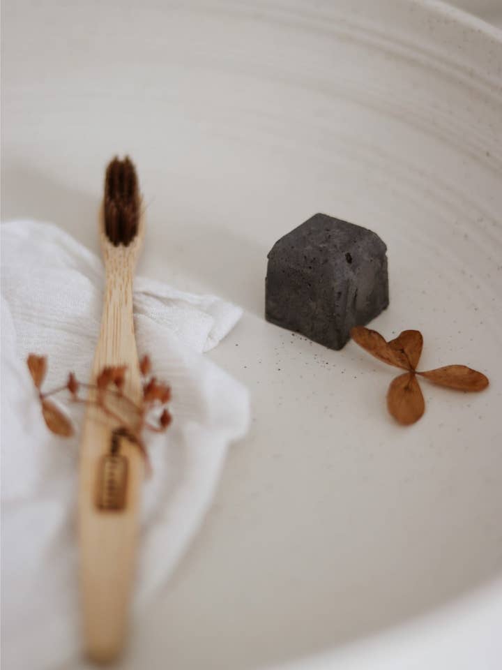 Dentifrice solide au charbon noir et à la menthe poivrée pour la vente par Zarits Verte Planète