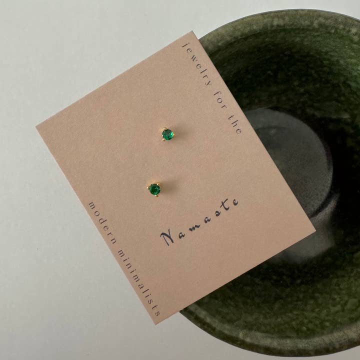 Clous en pierre - Émeraude pour la vente par Namaste Jewelry