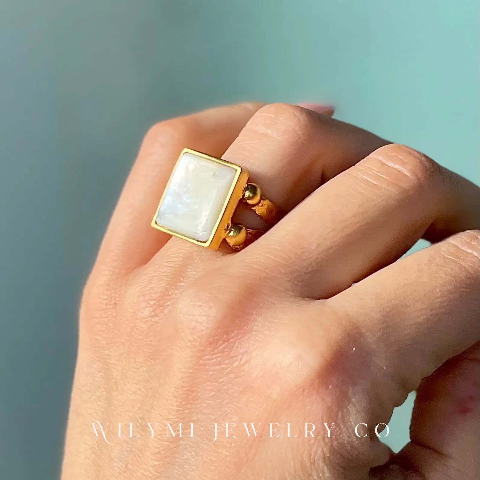 WILYMI Jewelry Co – Großhandel Cocktail-/Statement-Ring – Verstellbarer Ring mit Perlmuttquadrat 15 mm | Vergoldet6