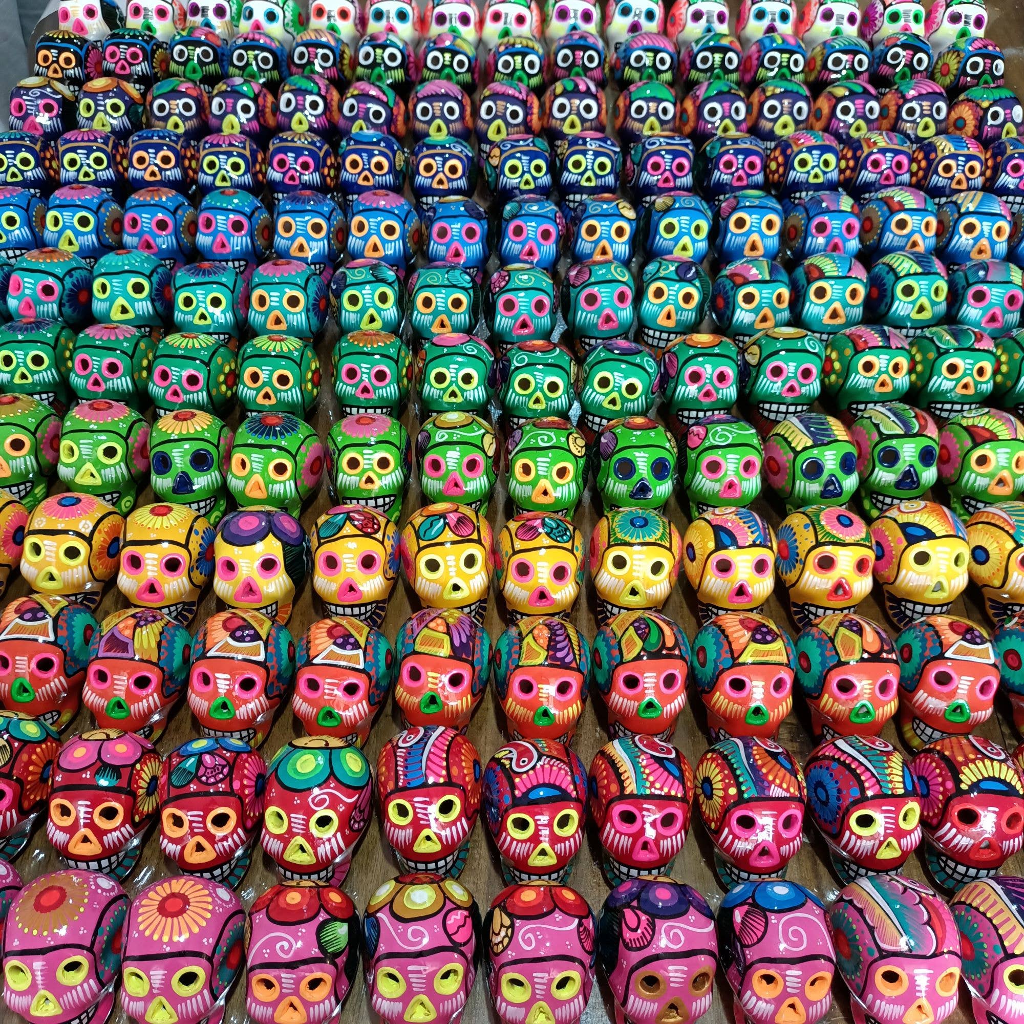 ArtMexico Ltd - Vente Décorations de table - 12 crânes en sucre mexicains peints en céramique Dia de Muertos Decor5