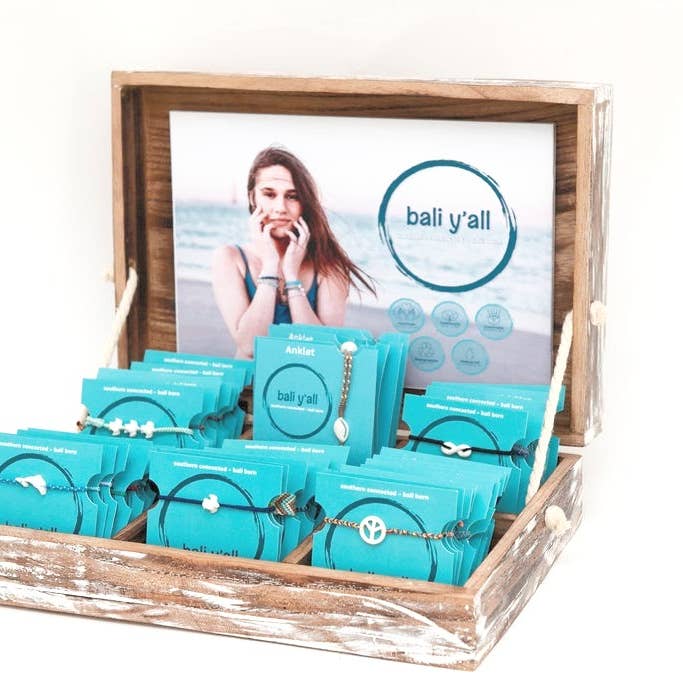 Présentoir en bois personnalisé blanchi à la chaux pour la vente par bali y'all