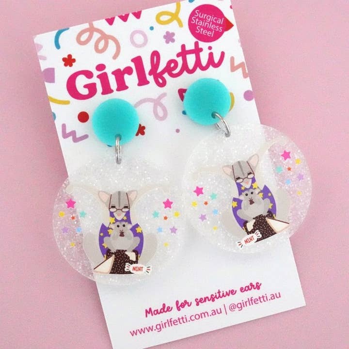 Boucles d'oreilles pendantes acryliques Magic Possum Teacher pour la vente par Girlfetti