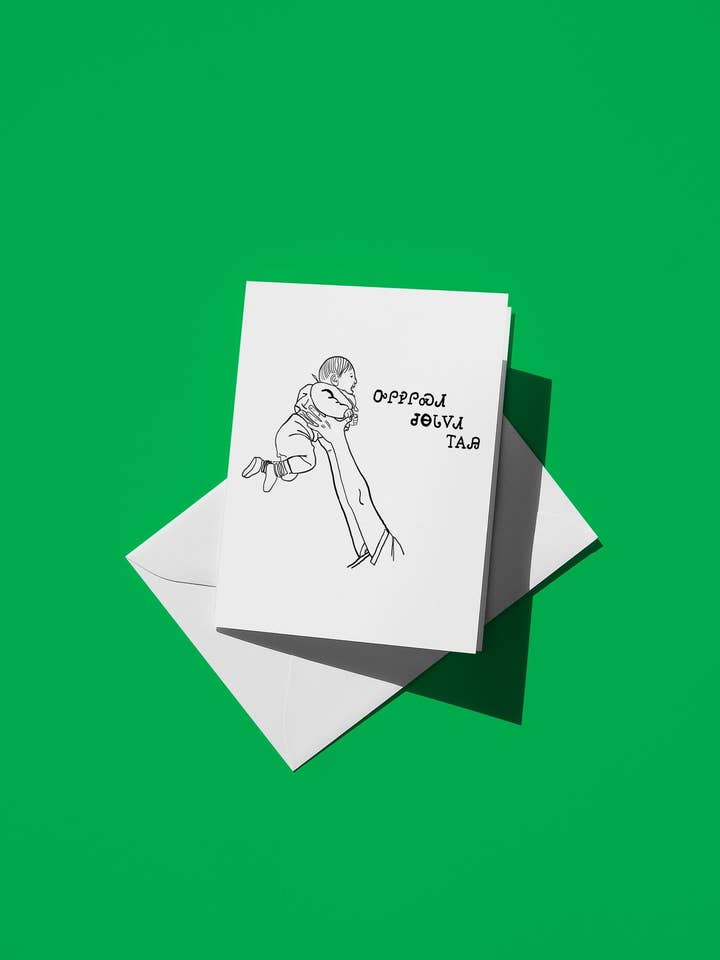 Cherokee Vaderdagkaart in Syllabary – Vader die Baby Vasthoudt - Lief, Eenvoudig Ontwerp met Hartverwarmende Boodschap, Uniek Cadeau voor Vader voor wholesale door semiserious studio