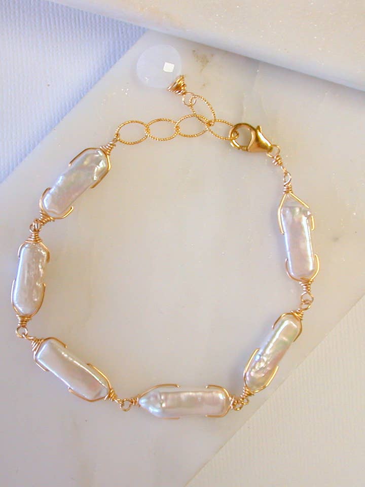 Bracelet de perles moderne. Deux tailles. Argent sterling ou plaqué or. pour la vente par Linda Trent Jewelry