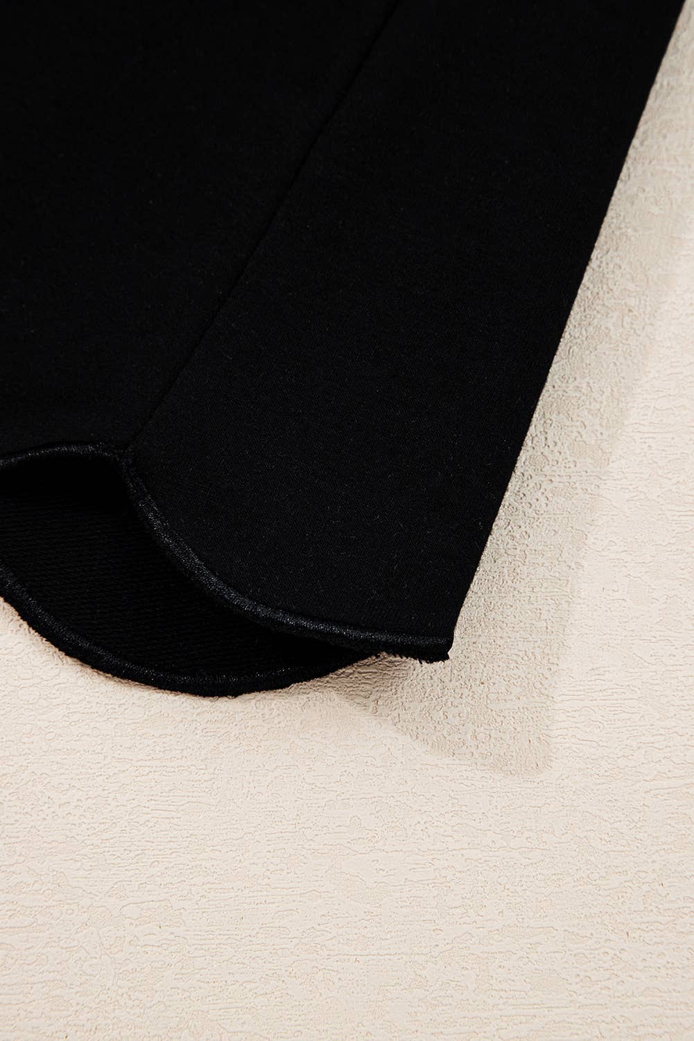 Noir Haut à col à blocs de couleur avec bordure festonnée Printemps 2026 en vente sur Faire4