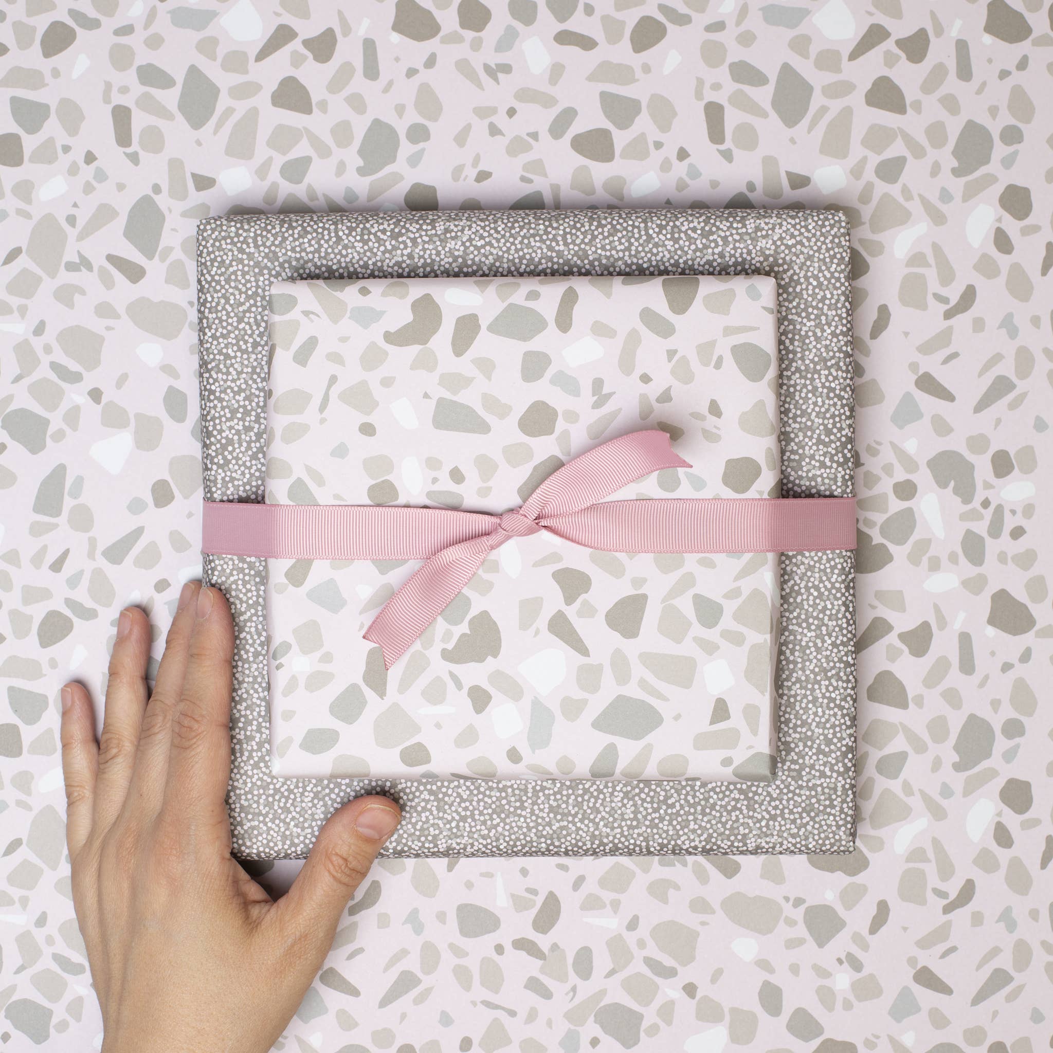 My Pretty Circus - Vente Feuille de papier cadeau - Papier cadeau rose pâle Terrazzo, papier recyclé recto-verso