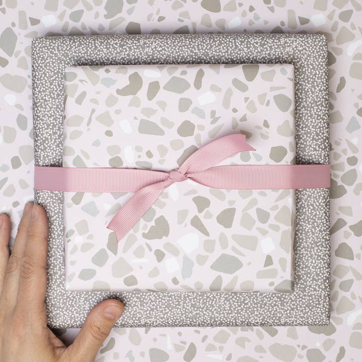 My Pretty Circus - Vente Feuille de papier cadeau - Papier cadeau rose pâle Terrazzo, papier recyclé recto-verso0