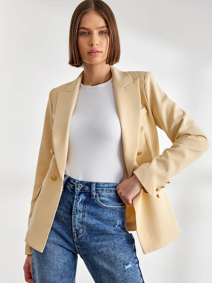 Attentif Paris – Großhandel Blazer – Damen – Attentif Paris zeitloser taillierter Blazer mit doppelreihigem Goldknopfmuster13