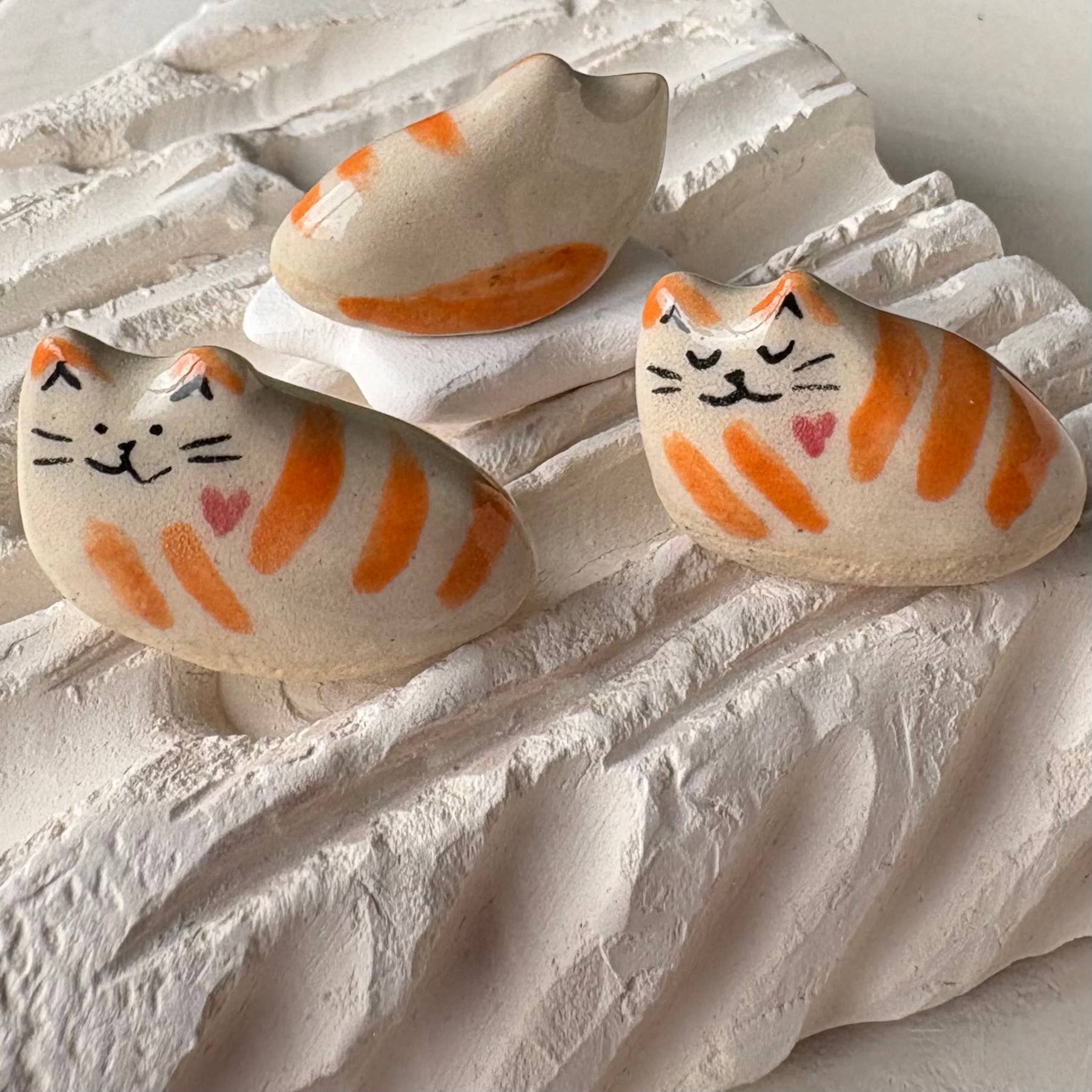 Dariia Dziuba - Wholesale Decorative Figurine - Tiny Hand-Sculpted Ceramic Cats with Heart – Assorted Designs8