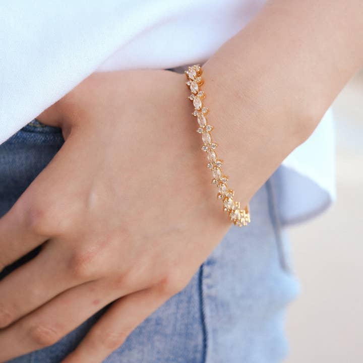 Bracelet Fleur en Zircon Cubique à Coupe Marquise Délicate pour la vente par Lenvolee