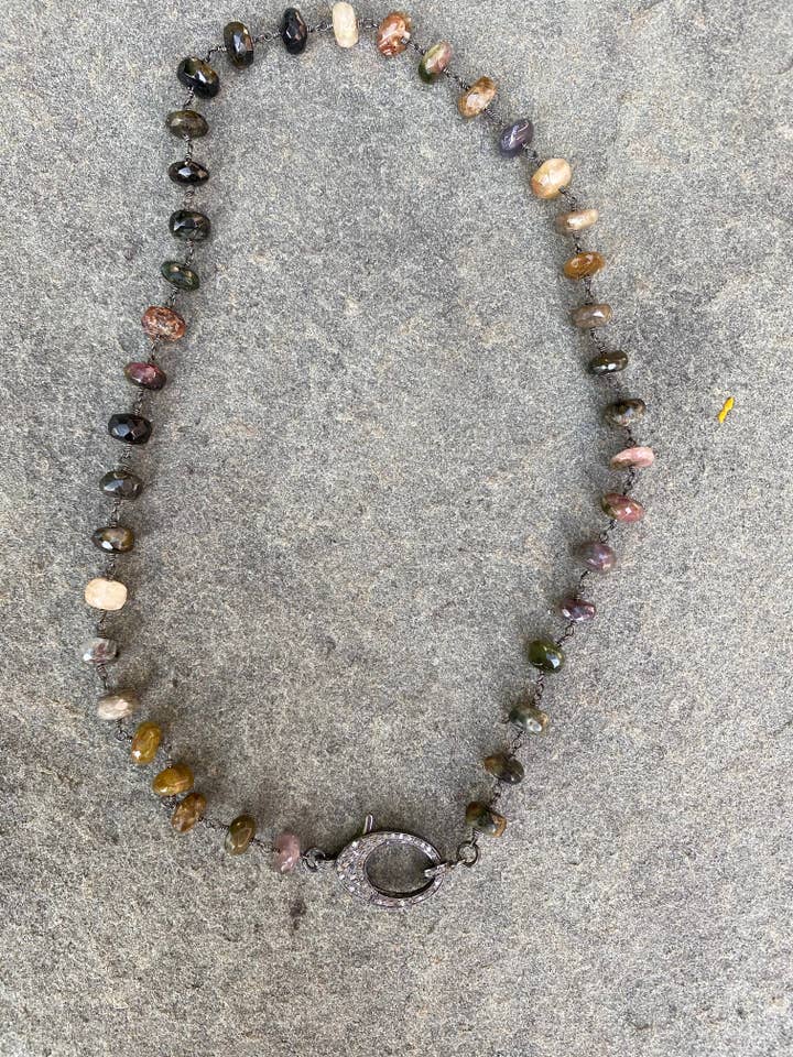 Collier en perles de tourmaline pastèque avec fermoir en diamant pavé pour la vente par ILISSA MICHELE JEWELRY