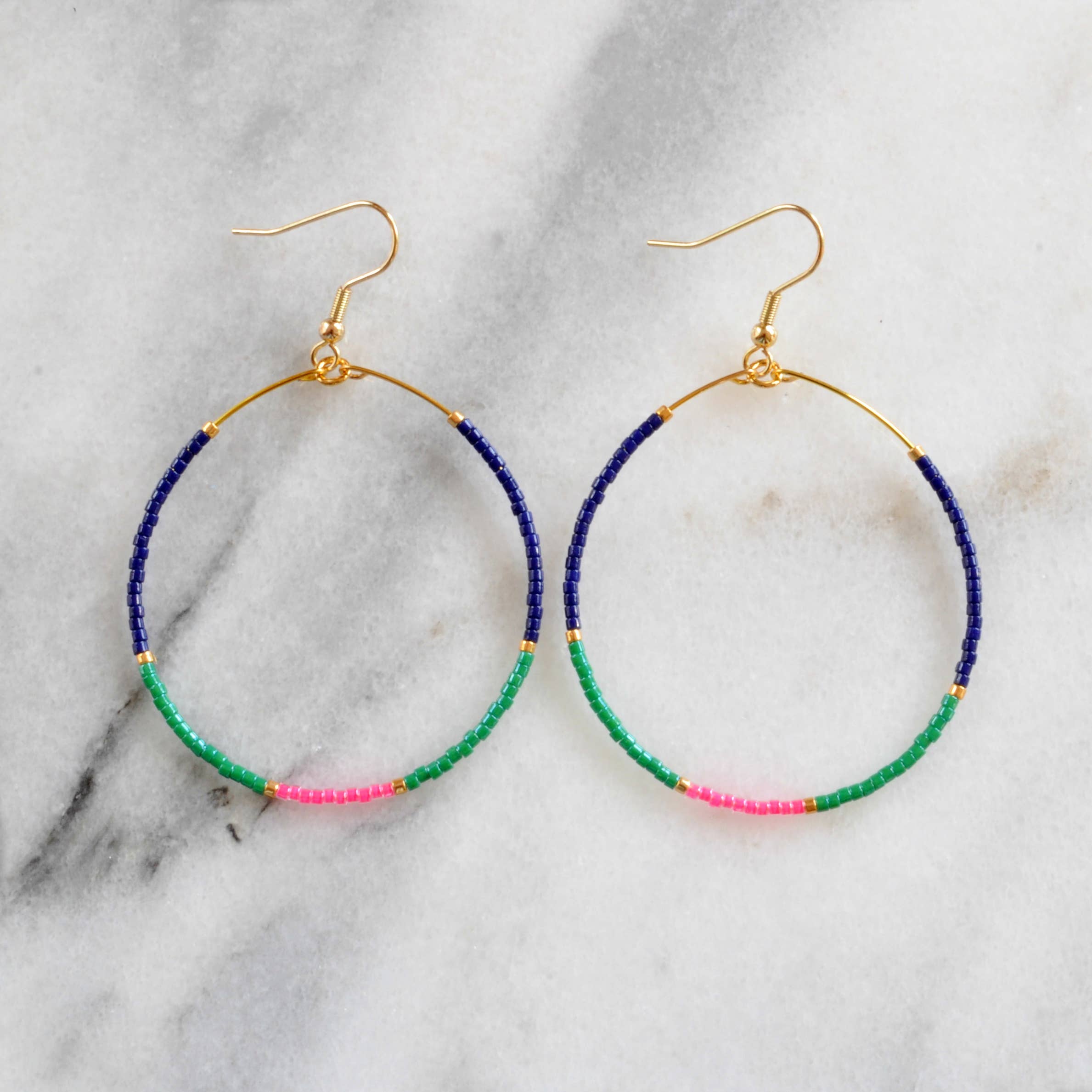 Libby & Smee – wholesale Hängande örhängen – Stora guldpärlformade dinglande hoopörhängen4