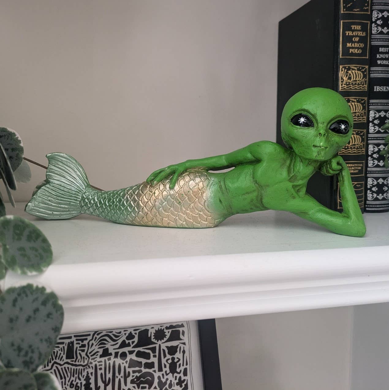 John Bernard & Company – Engroshandel Pyntefigur – Alien Invasion Sexy 10“ Liggende Merman Alien Statue Mermale7
