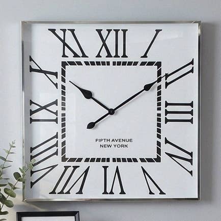 Orologio da parete di alta qualità con numeri romani, quadrato, bianco, lucido, HxL.76x76 cm per la vendita all'ingrosso da parte di Antikas