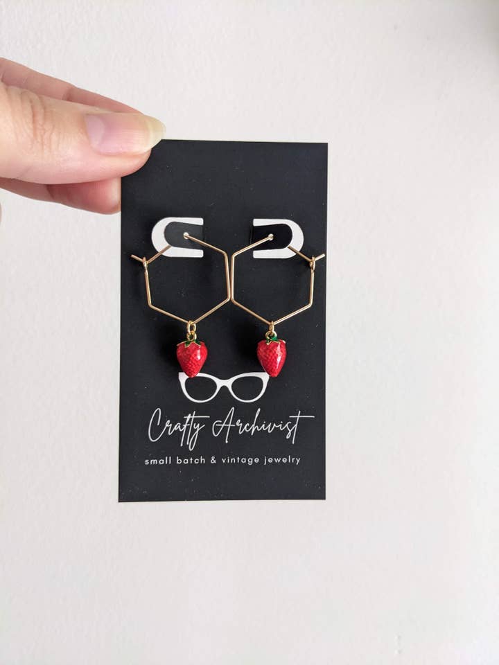 Brincos de argola hexagonal de morango por atacado de Crafty Archivist