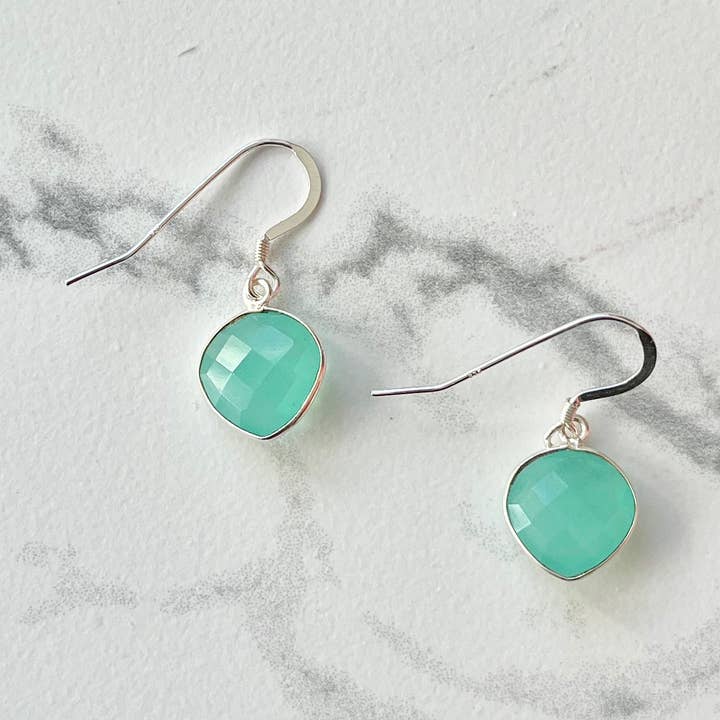 Boucles d'oreilles calcédoine en forme de cœur pour la vente par Gillian Inspired Designs