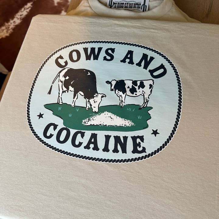 Motif western brun clair avec des vaches et du coca pour la vente par The Branded Blue Roan