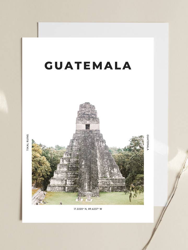 Impresión «Templos en Tikal» de Guatemala para venta al por mayor de The Travel Edit