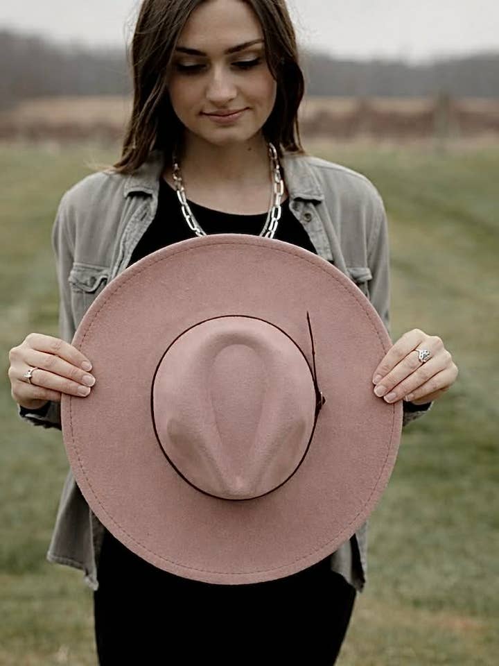 Chapeau western en feutre à large bord - Cappuccino — Prêt à expédier pour la vente par The Classy Cloth WS