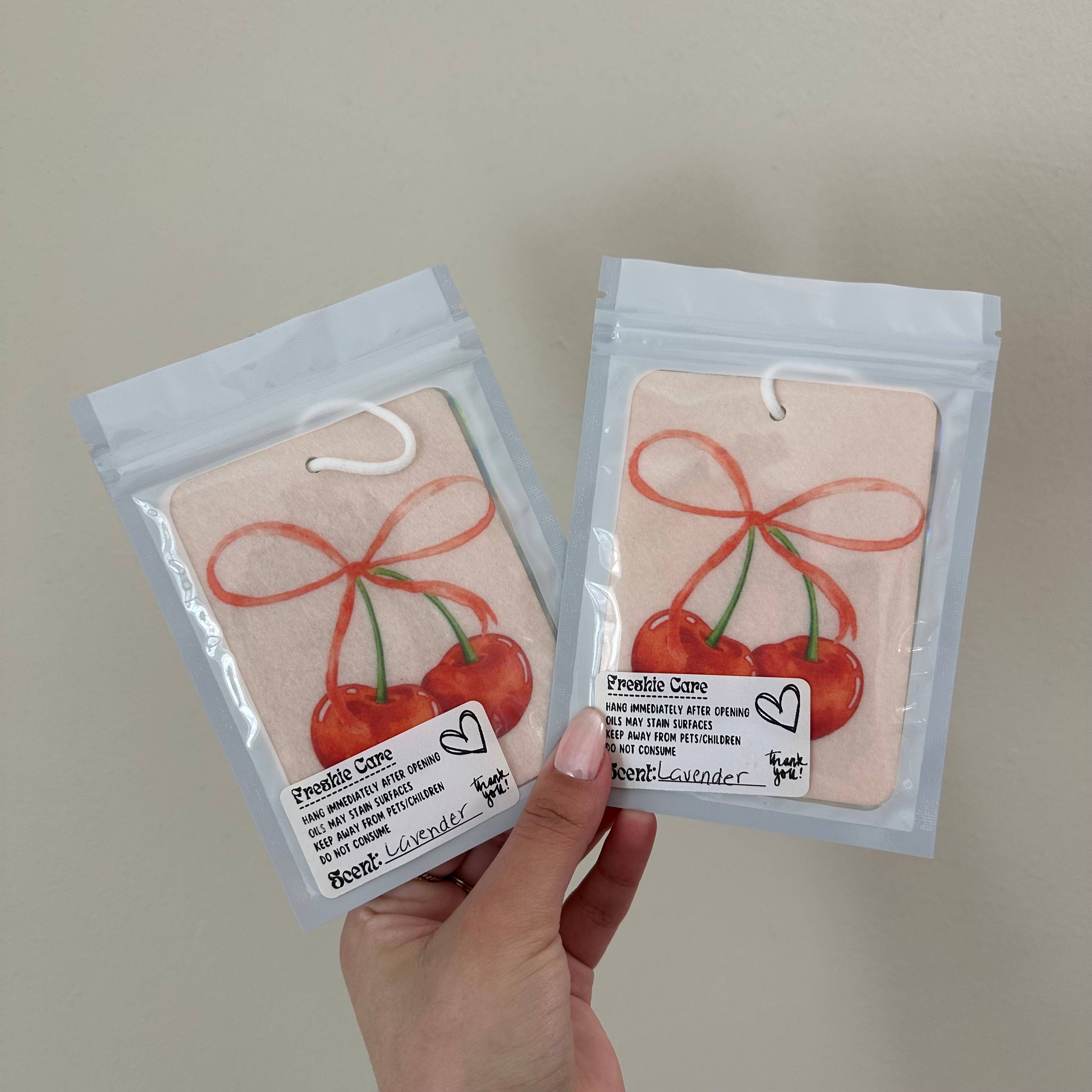 Rags Revived - Vente Désodorisant pour voiture – femme - Cerise Nœud Désodorisant Voiture Feutre Freshie1