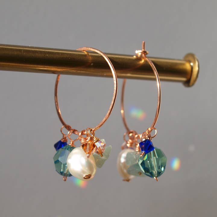 Kreolen-Ohrringe mit sieben wechselbaren Anhängern, weiße Keshi-Süßwasserperlen und Swarovski-Kristalle für den Großhandel von Siebijoux