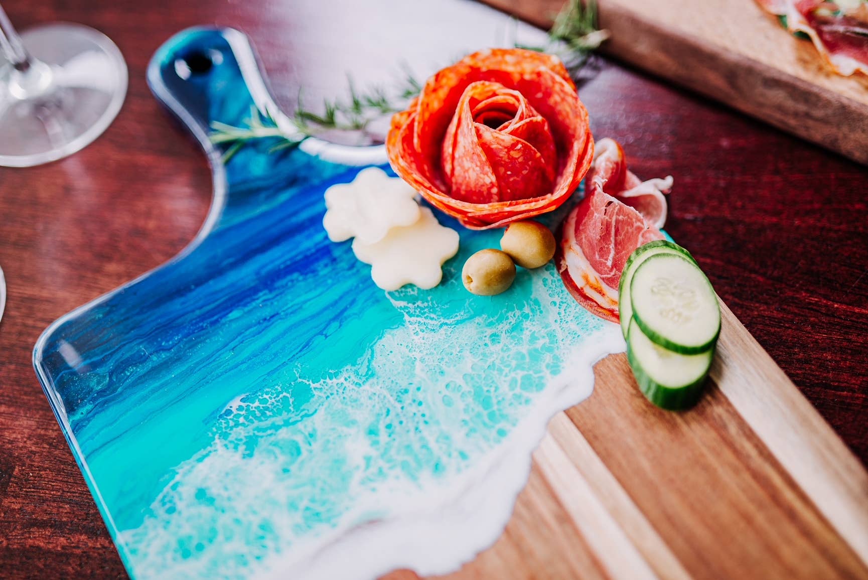 WLB Designs - Venta al por mayor Tablas de cortar - Tabla de charcutería y corte de resina oceánica y madera de acacia2