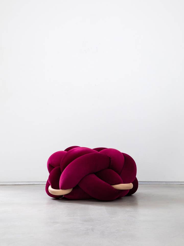 (B) Bourgogneknuten Ottoman för wholesale av Knots Studio