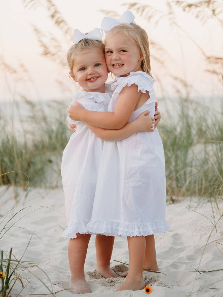 Robe en coton blanc Gracie, brodée pour la vente par Jacaranda Living