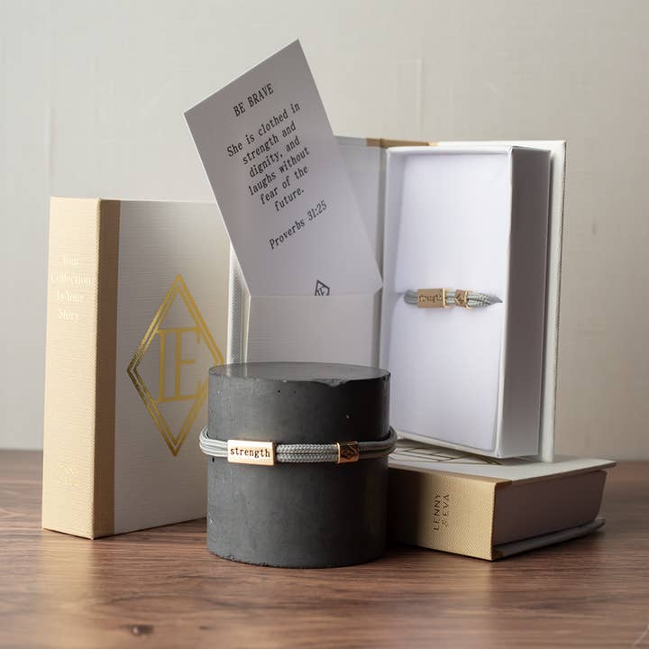 Bracelet Cordon Sentiment-Force, Proverbes 31:25 pour la vente par Lenny & Eva