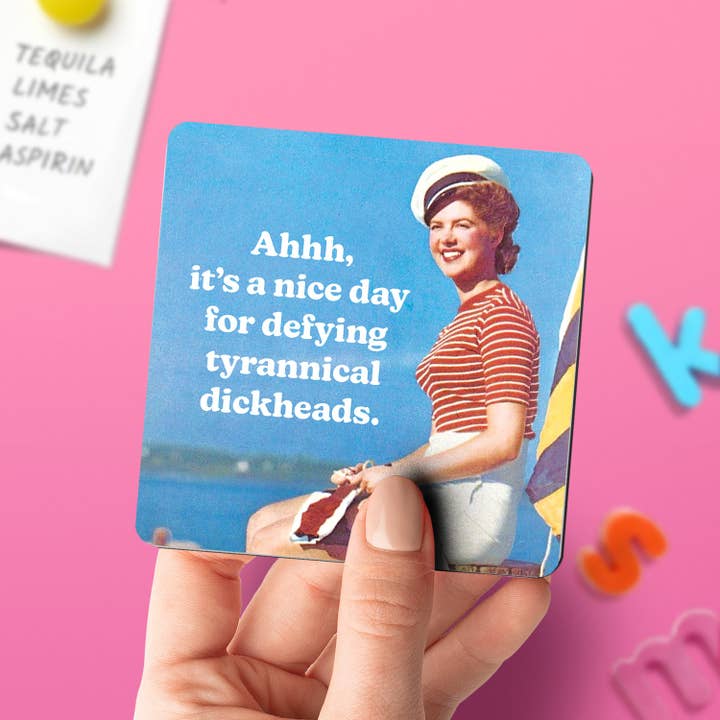 «Défier les connards» — aimant politique humoristique pour la vente par The Raccoon Society