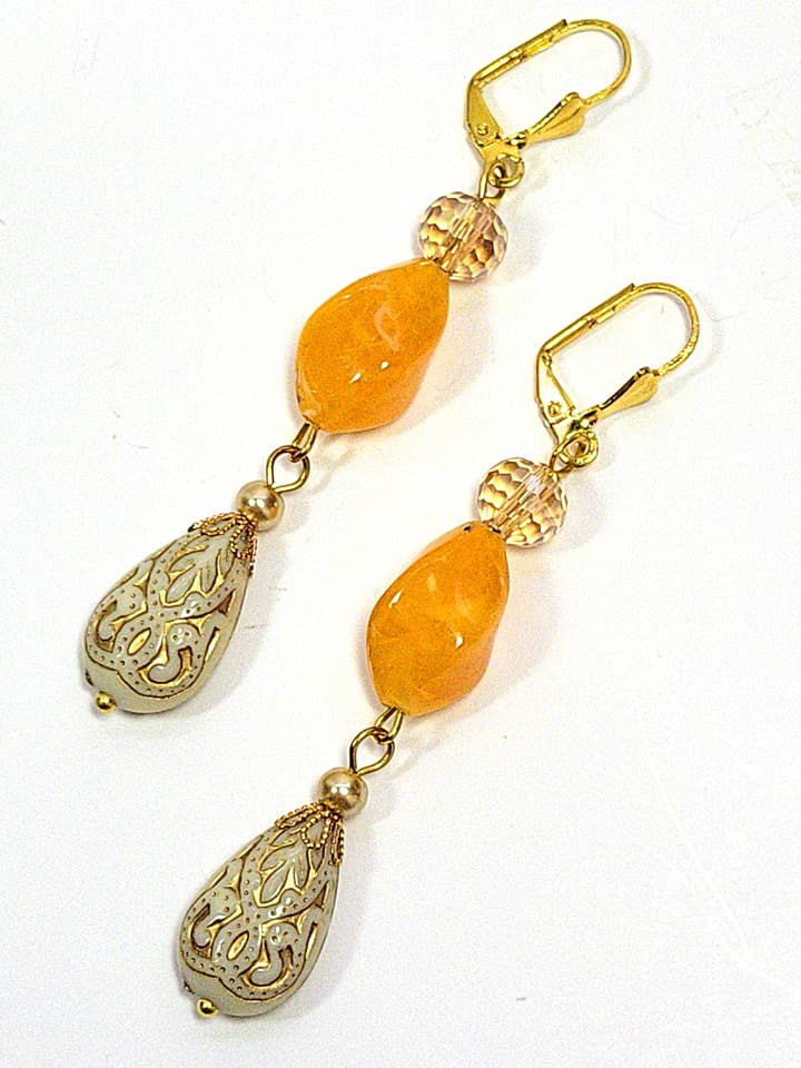 Guldprægede dråbe- og krystallange Boho dingle øreringe - elfenben og gylden rav for engroshandel hos Chic Brico