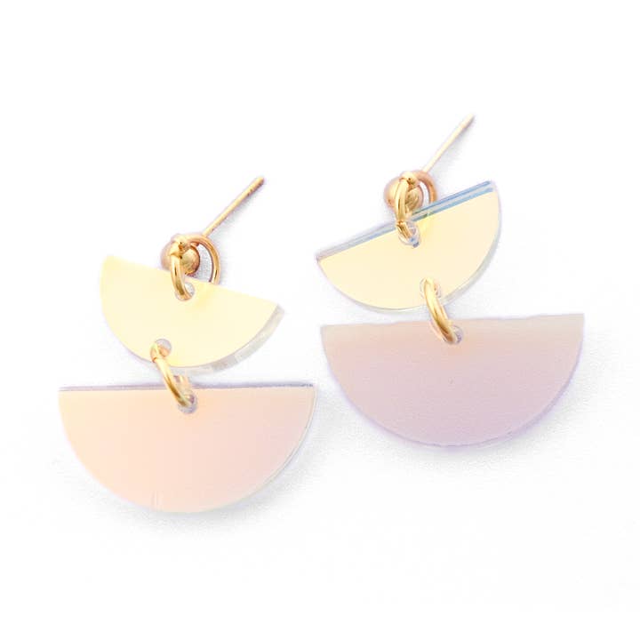 Boucles d'oreilles pendantes Twin Luna en forme de demi-lune irisée pour la vente par By Chavelli