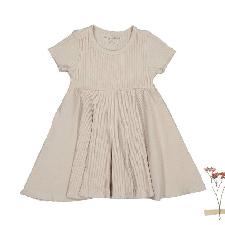 La robe à manches courtes - Sable pour la vente par Lovely Littles