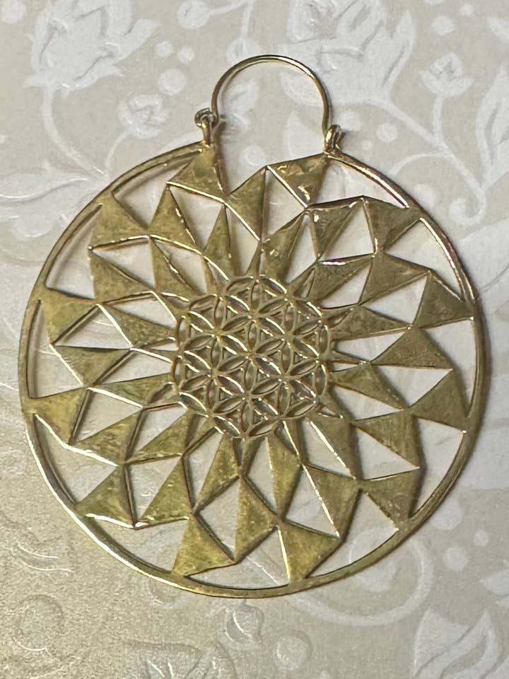 Boucles d'oreilles mandala en géométrie sacrée dorée pour la vente par The Curator