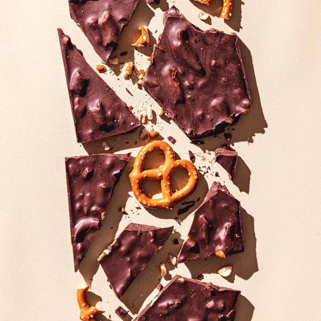 Compartes Chocolate – Großhandel Schokoriegel – California Love Gesalzene Brezelriegel aus dunkler Schokolade
