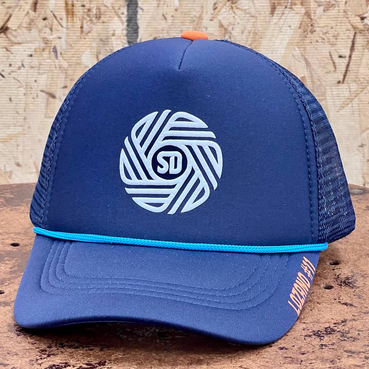 San Diego FC Chucky Lozano Flow Cappellino Trucker Navy | Talisman X MLS per la vendita all'ingrosso da parte di Talisman & Co.
