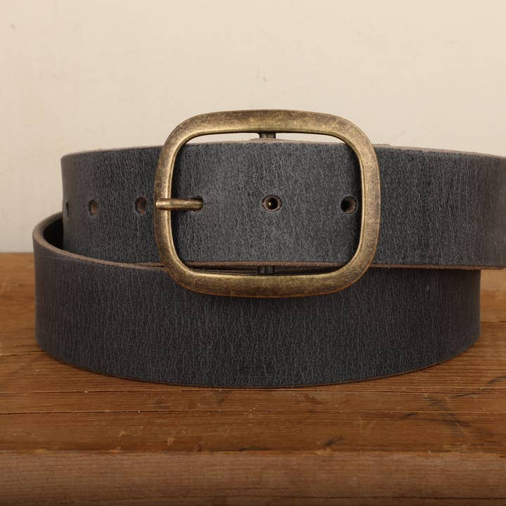 Cintura in pelle grigia in acciaio con fibbia in ottone anticato - fatta a mano negli Stati Uniti - Cintura a scatto unisex con bufalo d'acqua color canna di fucile per la vendita all'ingrosso da parte di Regan Flegan