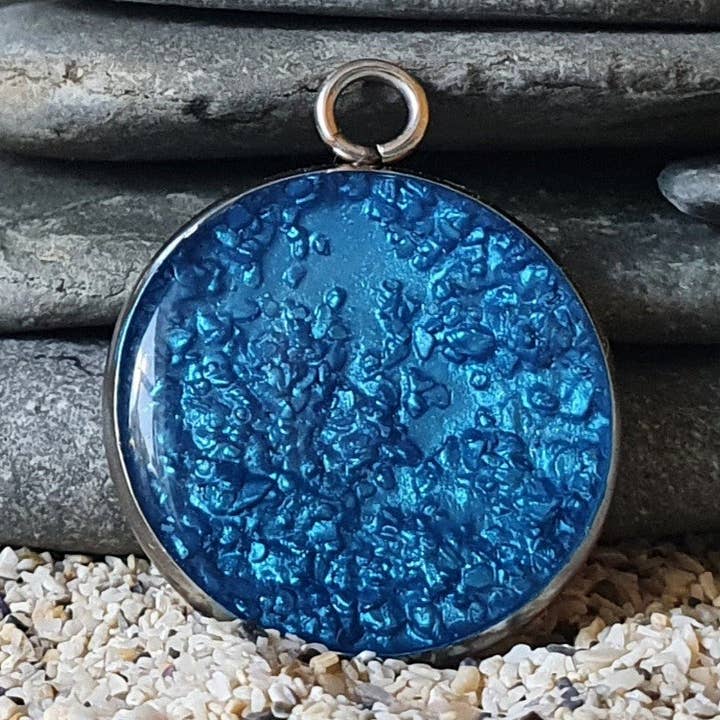 Ciondolo rotondo blu Sand & Bay per la vendita all'ingrosso da parte di Jo Thomas Jewellery