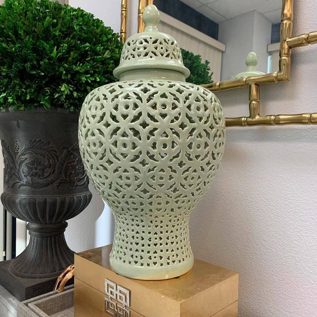 Galt International Company – Engroshandel Pyntekrukke – 23” håndskåret keramik ginger jar med udskåret gitternet design5