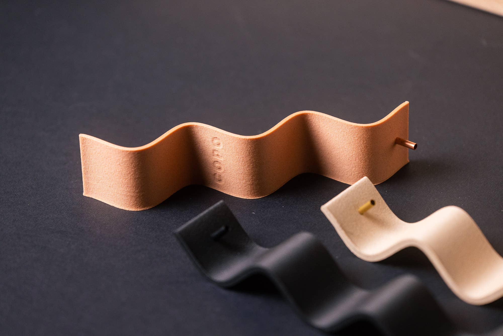 Copo Design – wholesale Rökelsehållare – Rökelsehållare av trä med metallinsats – Curly design1