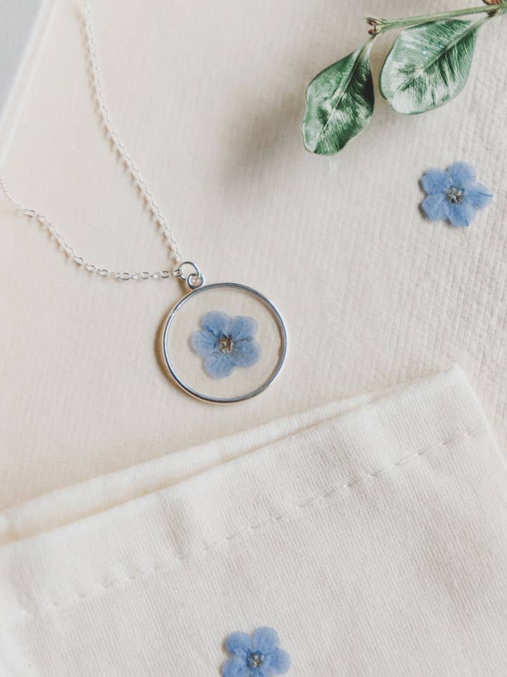 Collier botanique Forget Me Not pour la vente par Ephemera