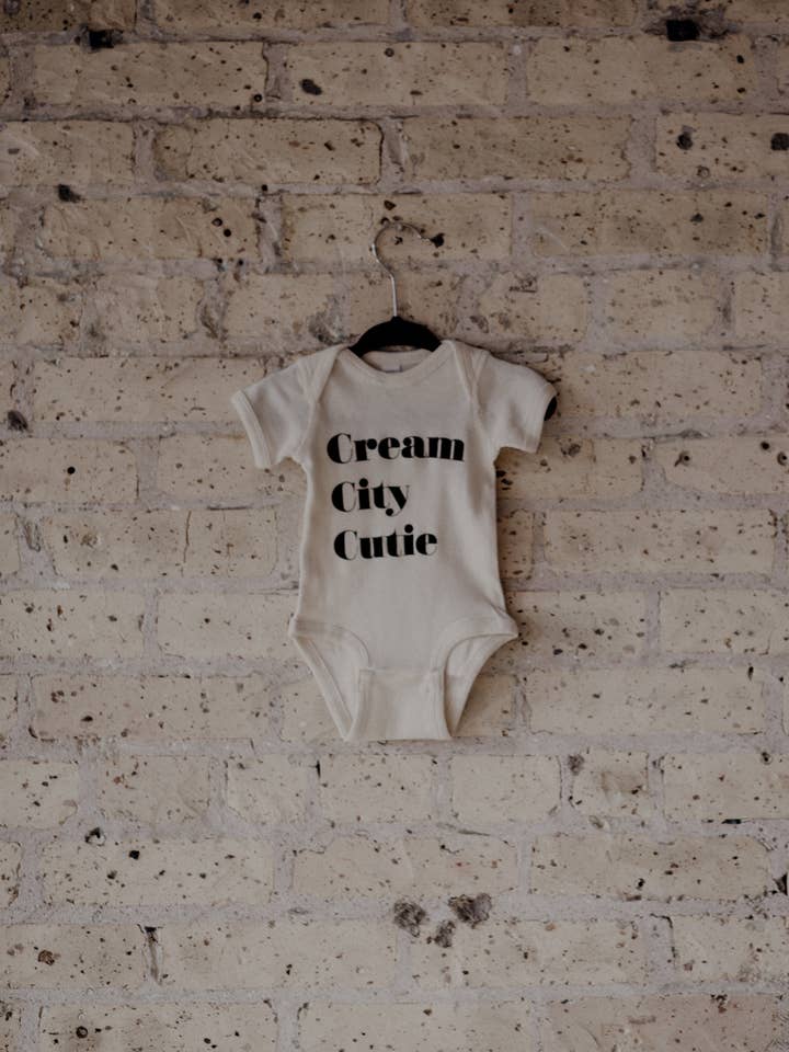 Cream City Cutie - Gestapelter Einteiler ™️ für den Großhandel von Raising Good